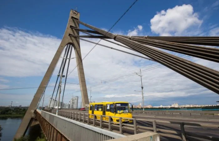30 lypnia obmezhat rukh pivnichnym mostom u kyievi 2260 1