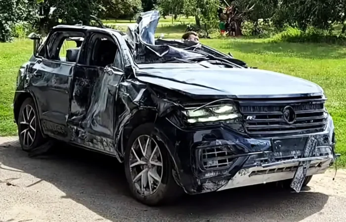 VW Touareg After Missile Attack Ukraine 1 copy 1536x864 1