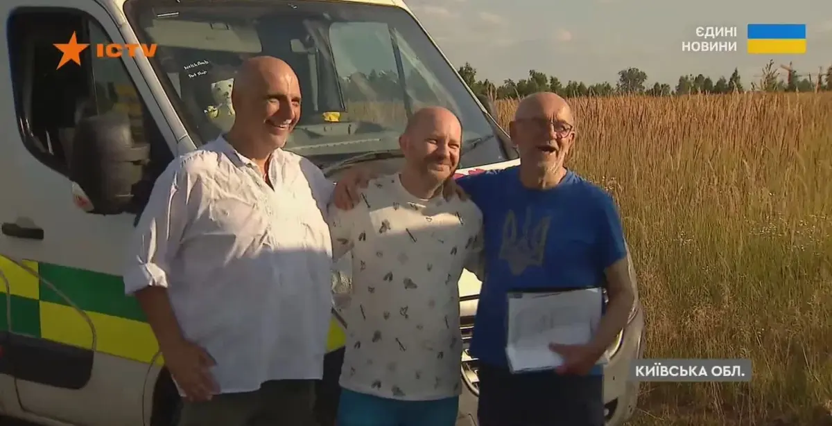 brytanski volontery pryvely do ukrainy 9 avtomobiliv dlia boiovykh medykiv 3 2249 3