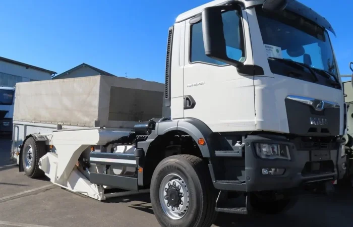 iak rozibraly vantazhivku mercedes benz i zrobyly z nei man 2210 1