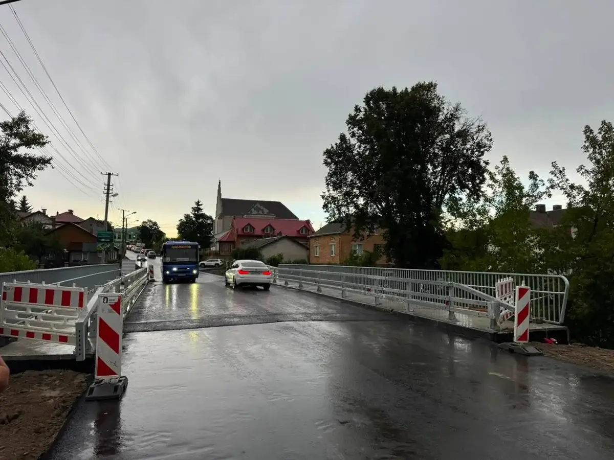 na lvivshchyni vidkryto rukh vidremontovanym mostom u kulykovi 2229 4