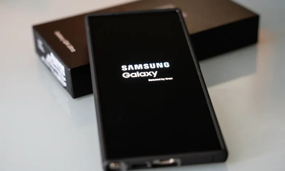 Samsung telefonas / javi_indy / Shutterstock.com