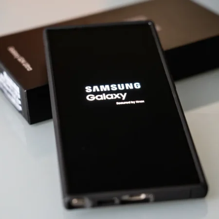 Samsung telefonas / javi_indy / Shutterstock.com