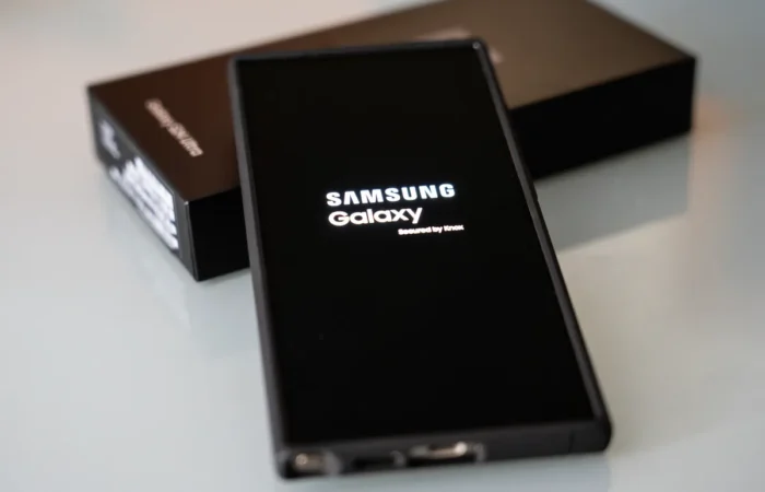 Samsung telefonas / javi_indy / Shutterstock.com