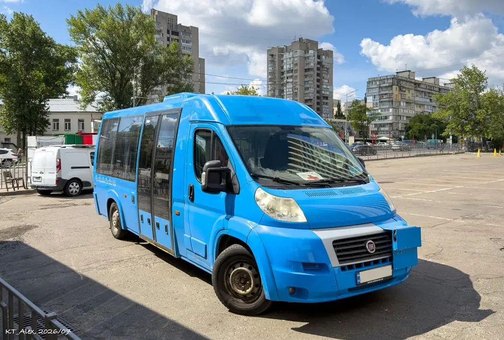 u kyievi pomicheno nezvychainyi avtobus na bazi fiat ducato 2130 8