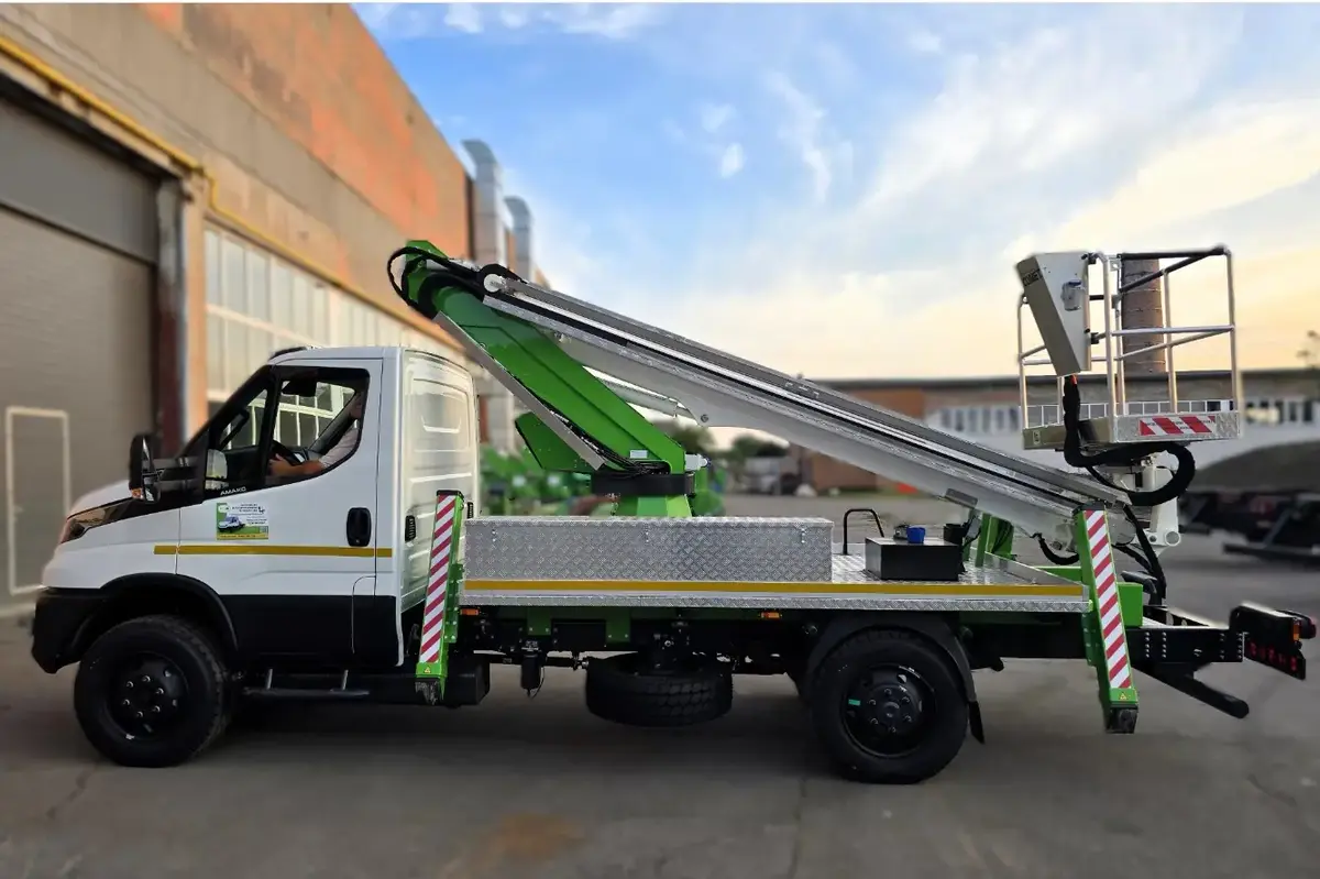 ukrainski enerhetyky otrymaly avtovyshky somet na shasi iveco daily 4x4 6 2271 13
