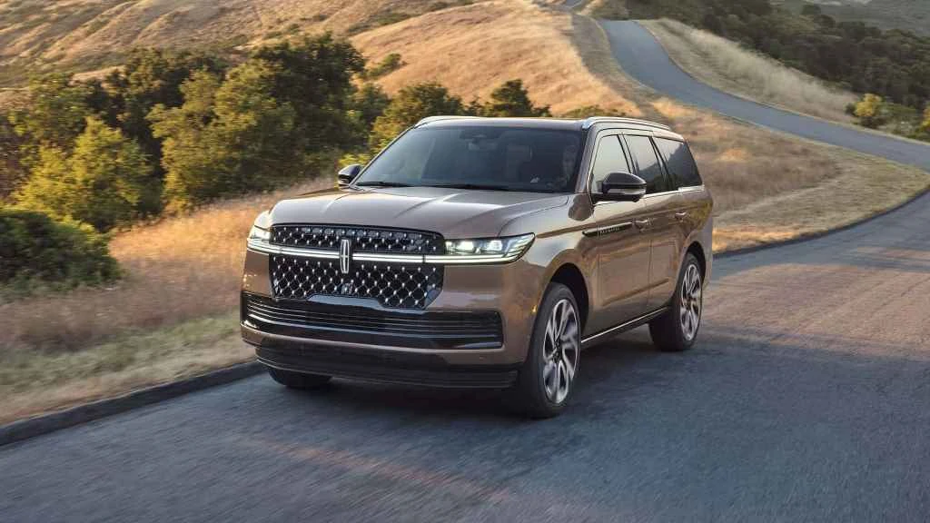 debyutyroval obnovlennyj lincoln navigator on brosyt vyzov cadillac escalade foto 3