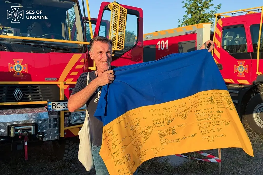 iak ukrainski pozhezhni avtomobili dopomohly vriatuvaty frantsuzke selyshche video 1 2425 1 1