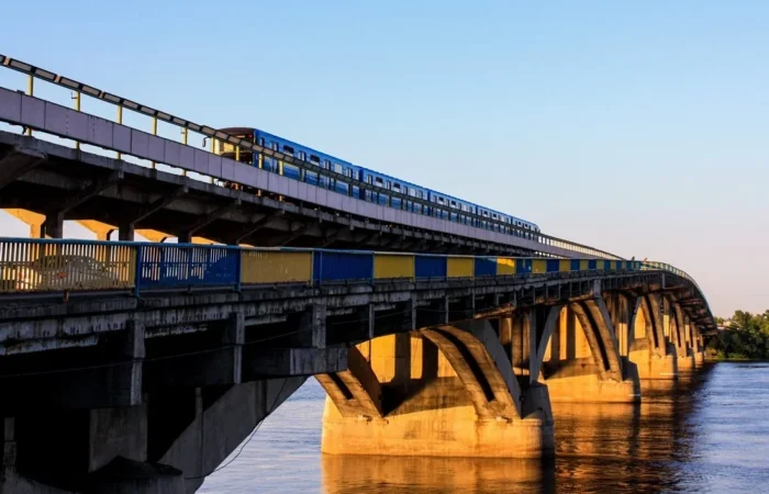 iz 7 do 10 serpnia v kyievi obmezhuvatymut rukh mostom metro 2362 1
