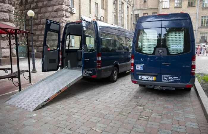 kyiv otrymav vid nimetskykh blahodiinykiv mikroavtobusy dlia malomobilnykh pasazhyriv 1 2503 1