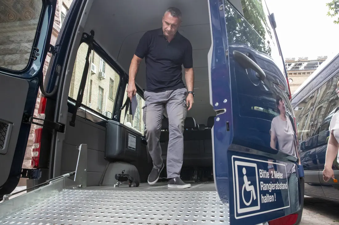kyiv otrymav vid nimetskykh blahodiinykiv mikroavtobusy dlia malomobilnykh pasazhyriv 4 2503 4