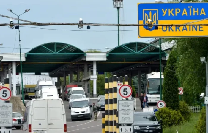 na avtomobilnykh punktakh propusku na kordoni z polshcheiu mytnyi kontrol prokhodytyme shvydshe 2495 2