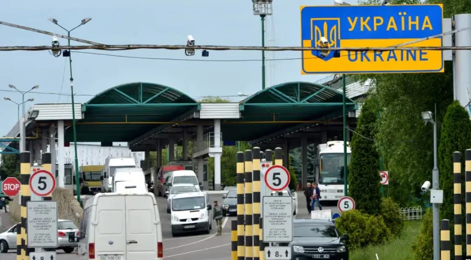 na avtomobilnykh punktakh propusku na kordoni z polshcheiu mytnyi kontrol prokhodytyme shvydshe 2495 2