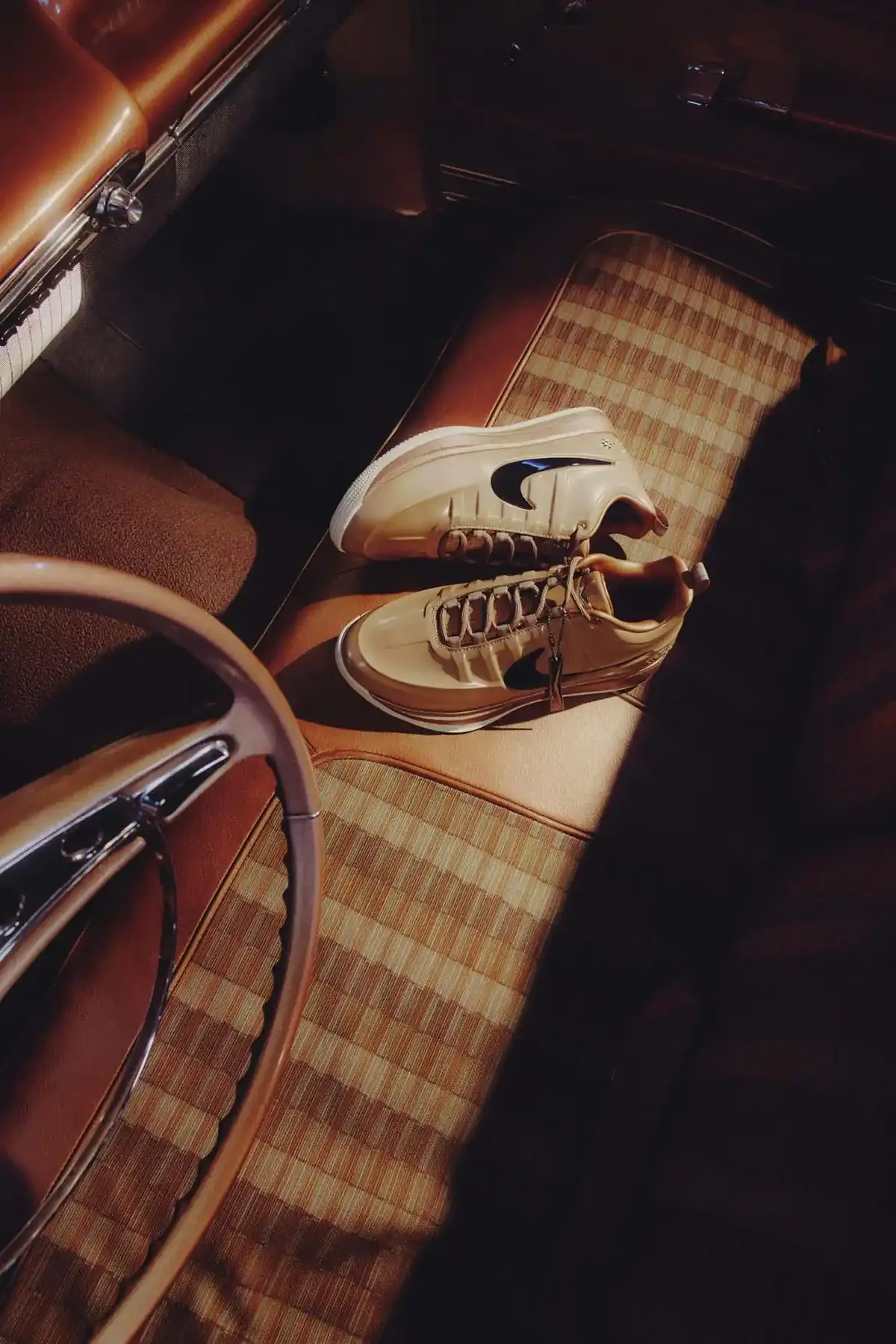 nike ta chevrolet povernuly do zhyttia lehendu zirka nba devin buker prysviatyv novu kolektsiiu kultovomu chevrolet impala 2 2408 14