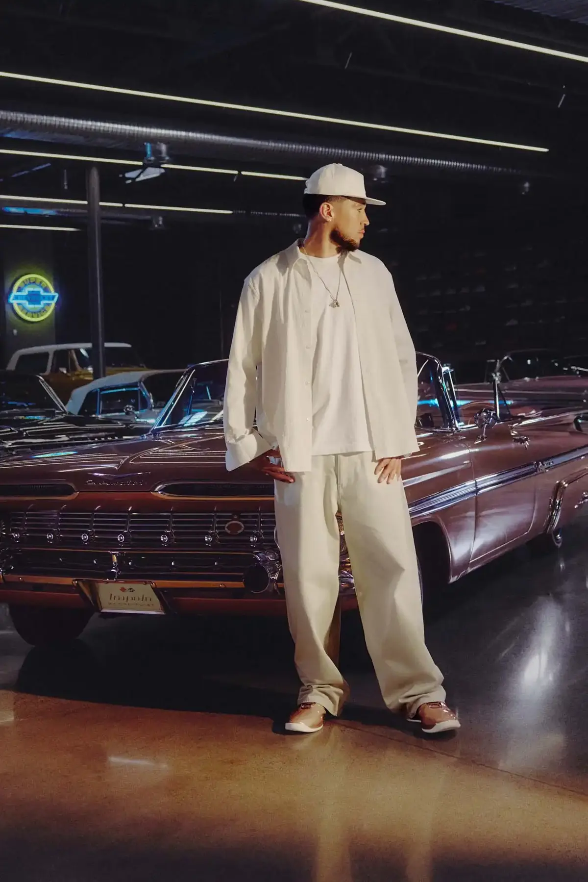 nike ta chevrolet povernuly do zhyttia lehendu zirka nba devin buker prysviatyv novu kolektsiiu kultovomu chevrolet impala 5 2408 13