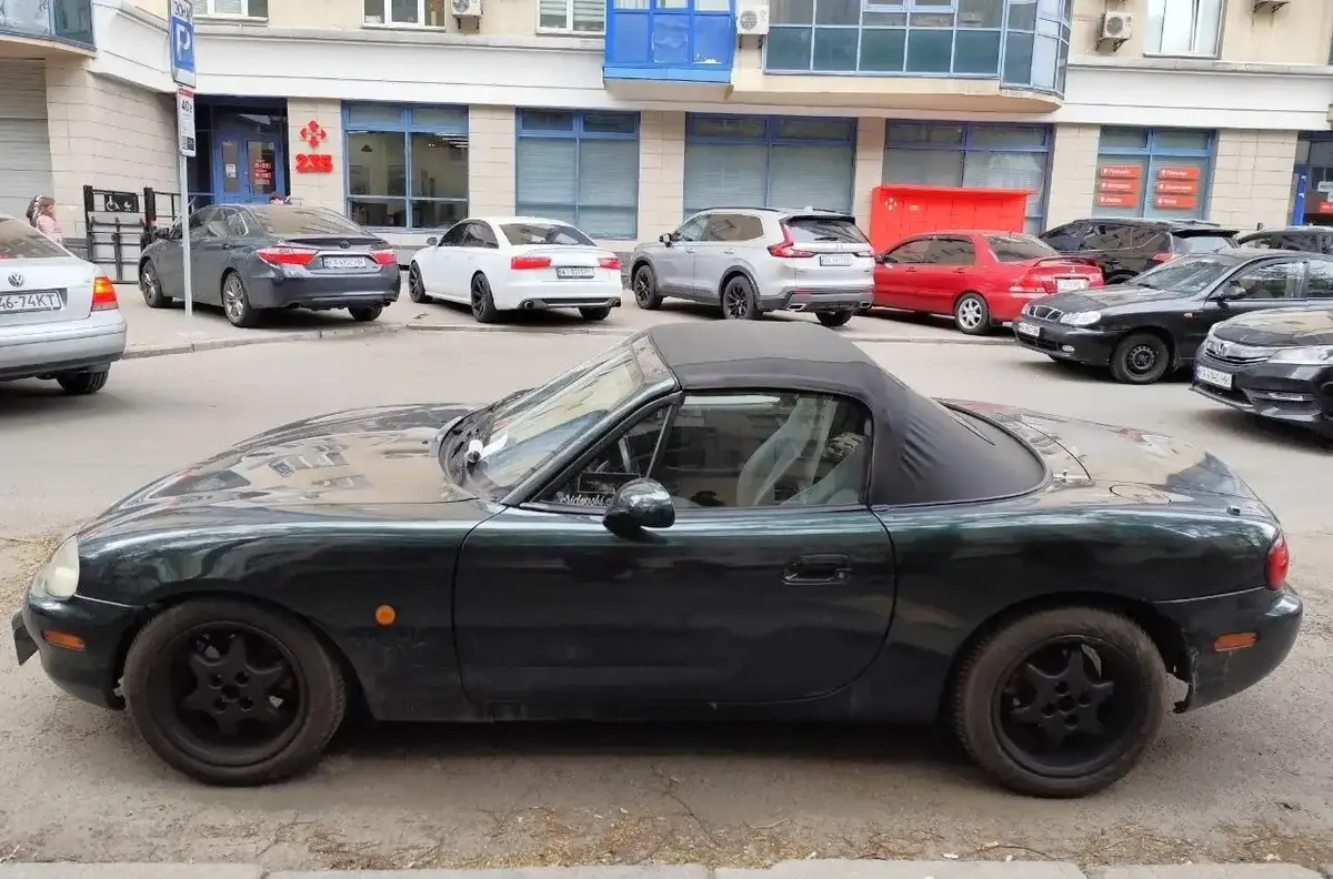 u kyievi pomicheno dosyt ridkisnyi sport kabriolet mazda 1 1225 1