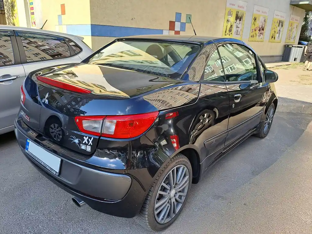 u kyievi pomicheno ridkisnyi kupe kabriolet vid pininfarina 4 2475 3