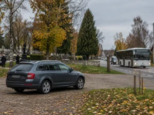 Kapinių kelionei 4 asmenims suskaičiavau degalus, bilietus ir parkavimą: automobilis pigesnis 2,26 €